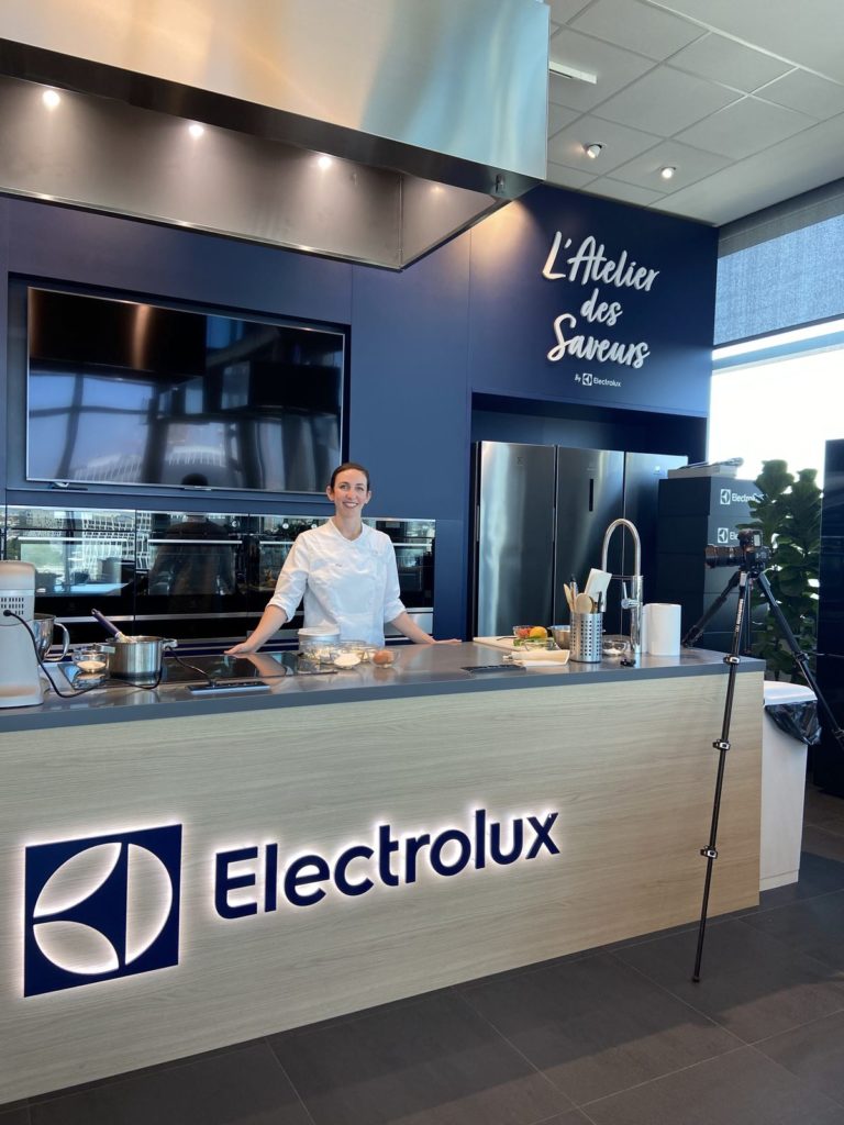 Cheffe Chloé dans les cuisines de l'Atelier des Saveurs by Electrolux